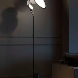 Geometrische LED-Stehleuchte Cut Axo Light – Bild 5