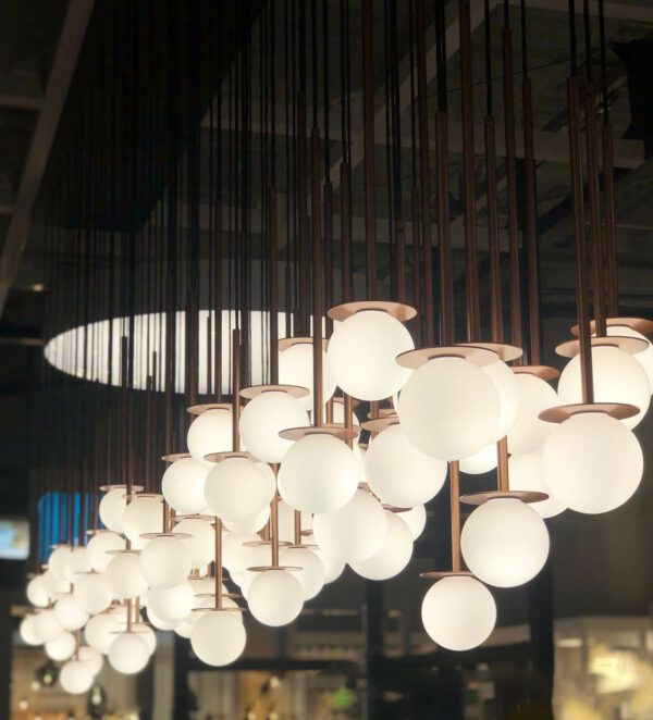 Einzigartige LED-Hängeleuchte Cotton Panel mit Opalglaskugel