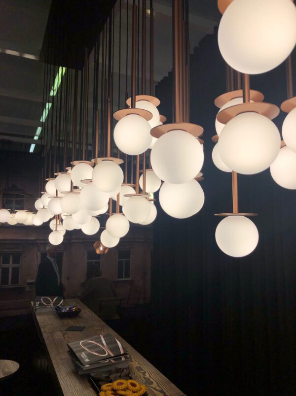 Einzigartige LED-Hängeleuchte Cotton Panel mit Opalglaskugel