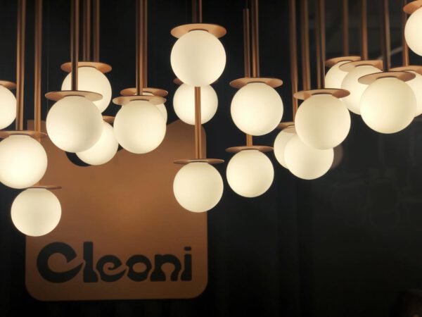 Einzigartige LED-Hängeleuchte Cotton Panel mit Opalglaskugel