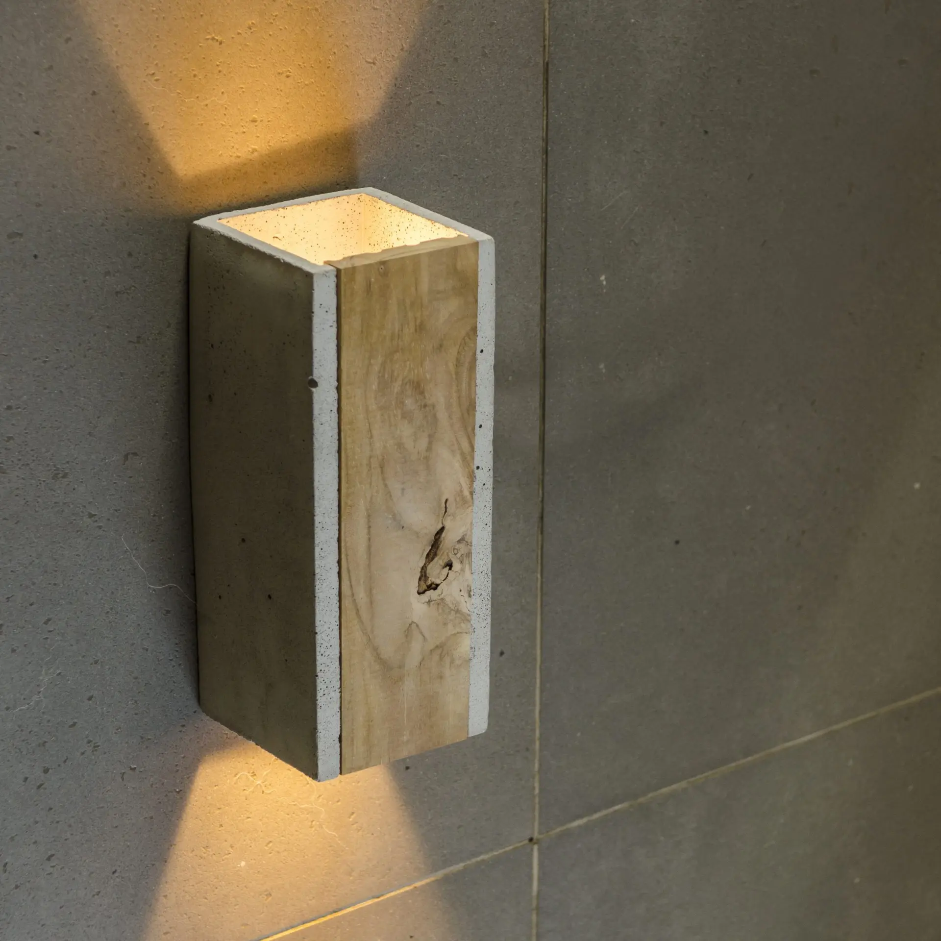 Beton-Wandleuchte Orto Teak – Bild 1