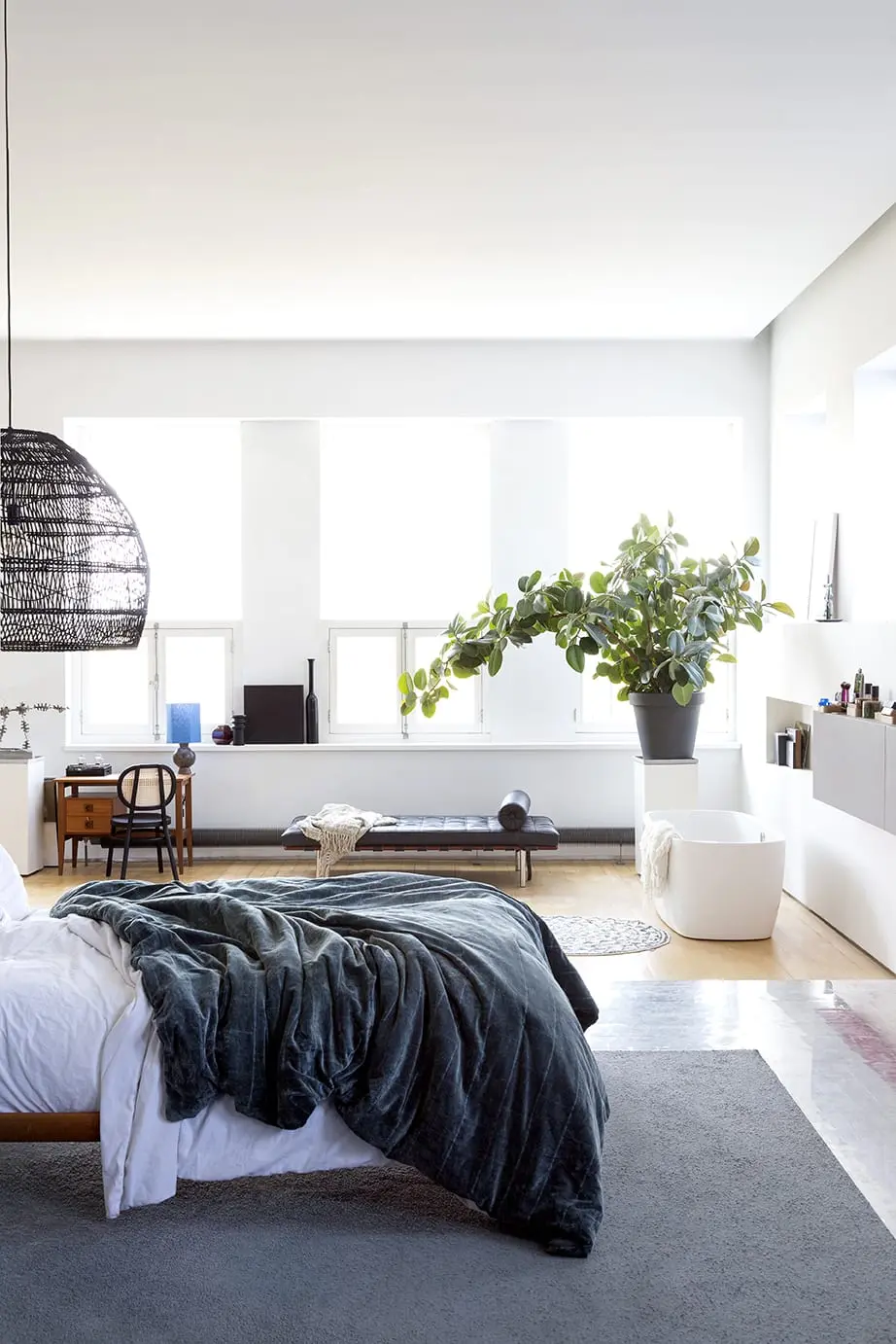 Stylische Hängeleuchte Ball M Schwarz HKliving – Bild 2