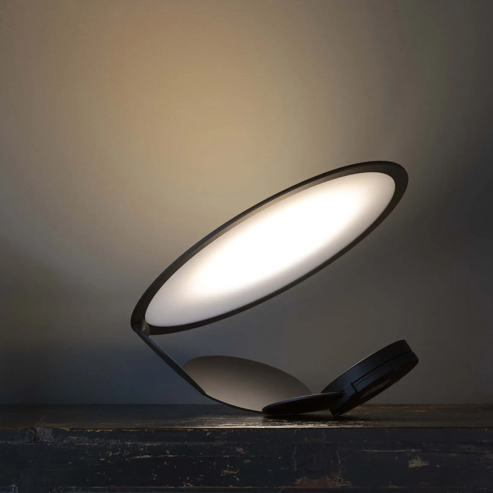 Geometrische LED-Tischleuchte Cut Axo Light – Bild 1