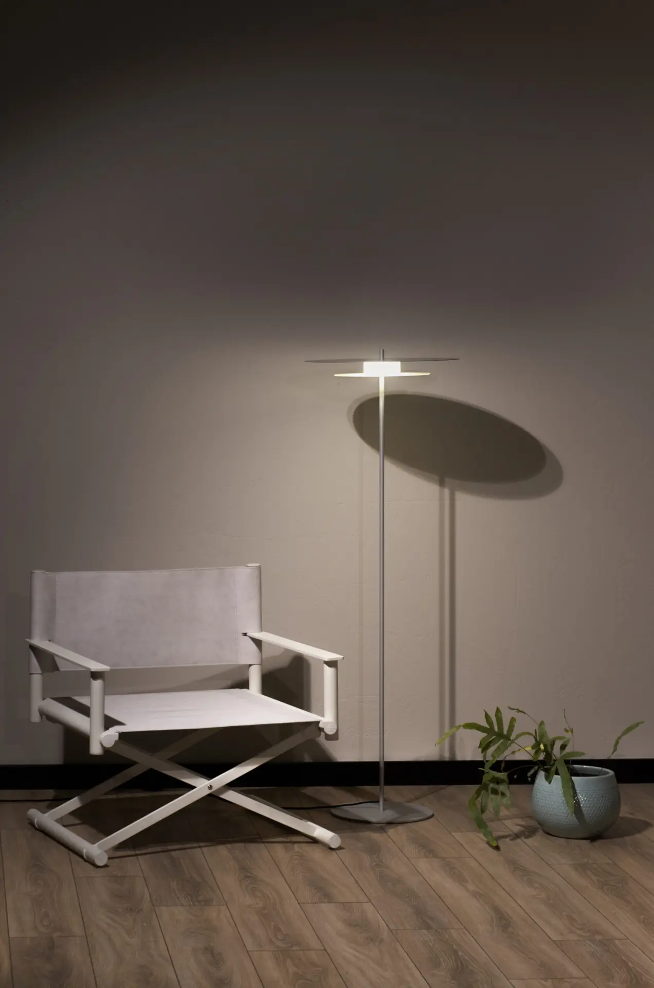 Geometrische LED Stehleuchte Aeroplan – Bild 1