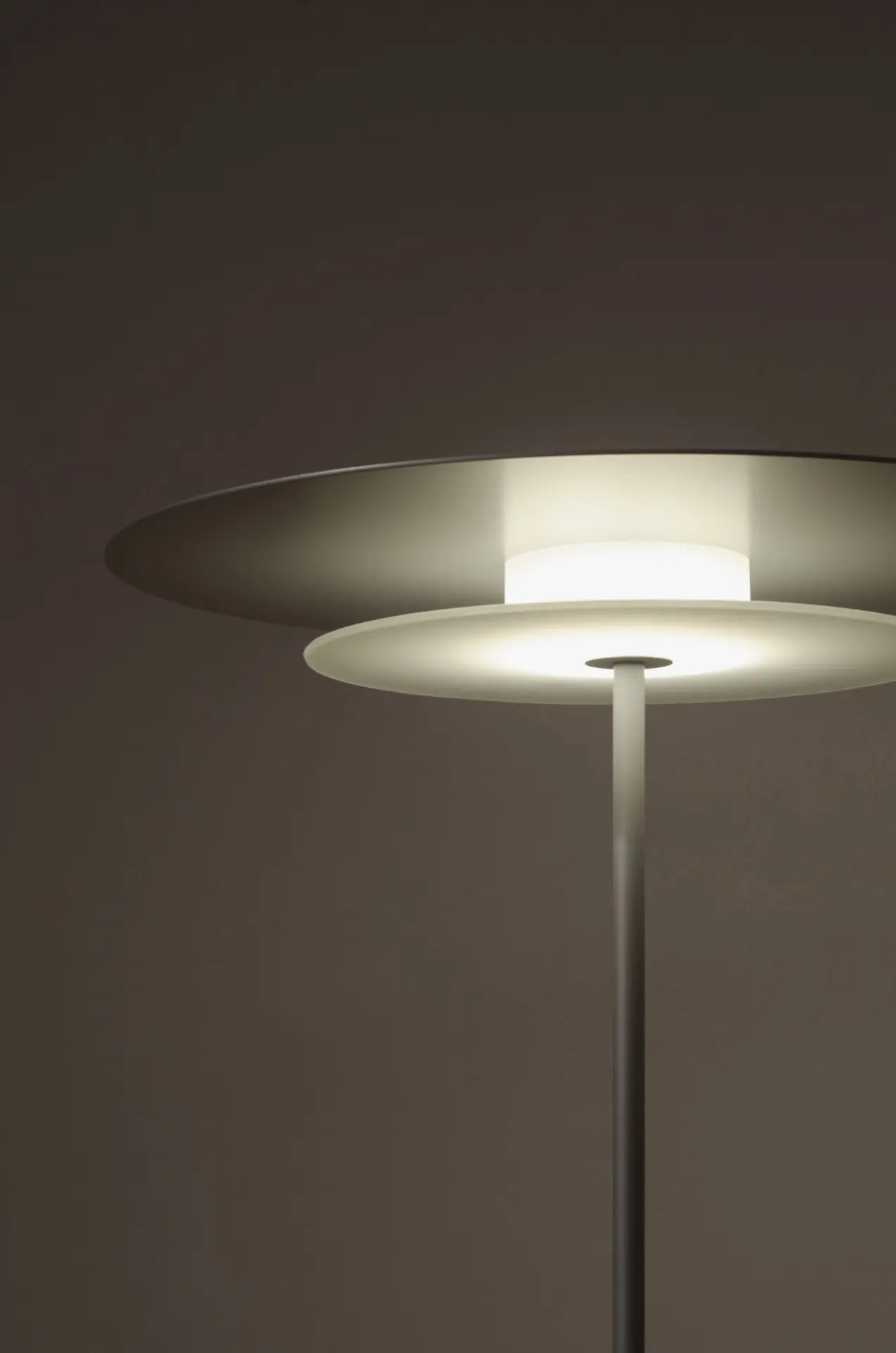 Geometrische LED Stehleuchte Aeroplan – Bild 3