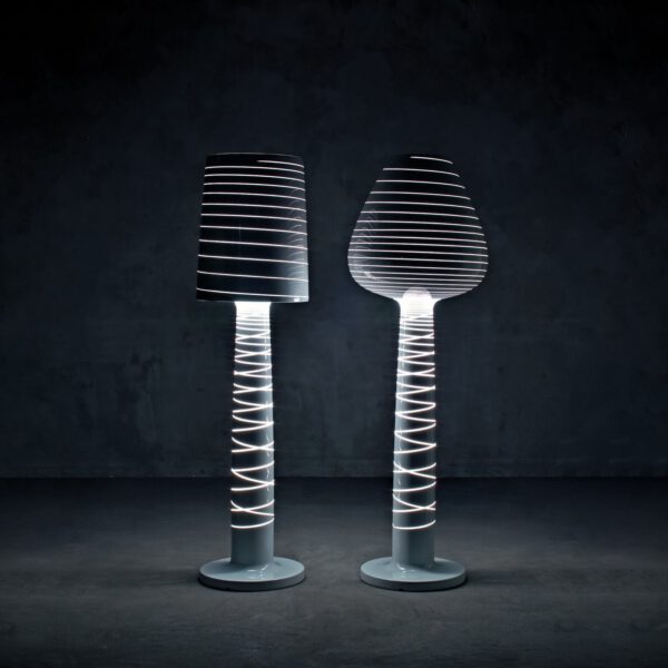 Einzigartige Stehlampe Lady Mary Indoor – Outdoor Serralunga
