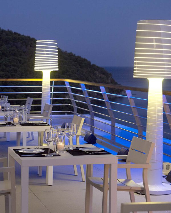 Design Stehlampe Miss Jane Indoor – Outdoor Serralunga