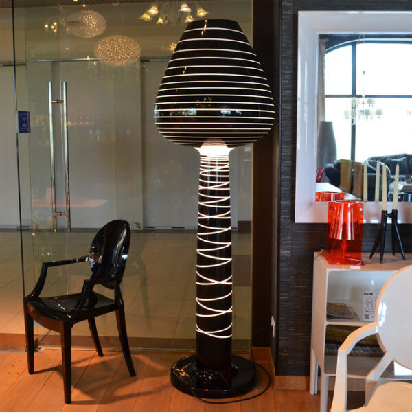 Einzigartige Stehlampe Lady Mary Indoor – Outdoor Serralunga