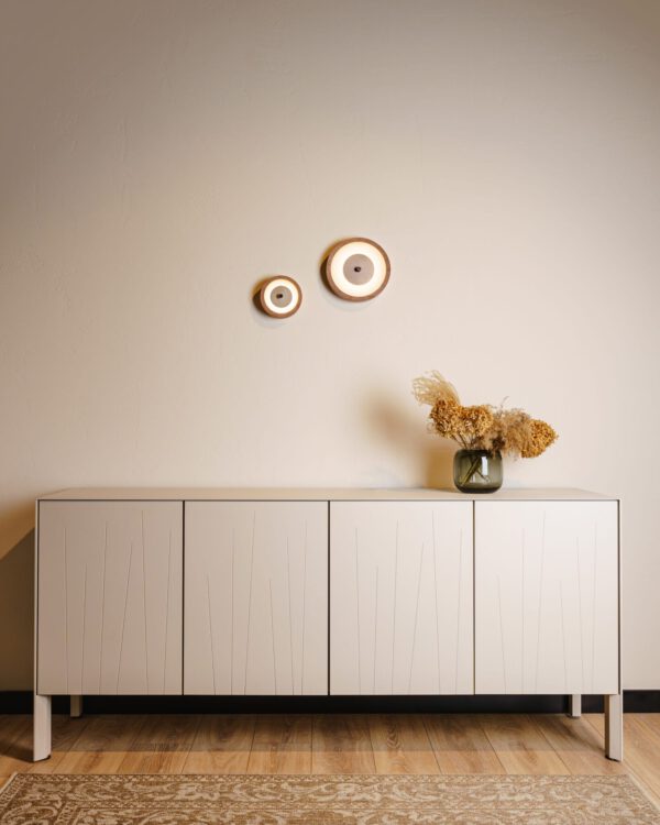 Moderne LED-Wandleuchte Bugie aus Holz