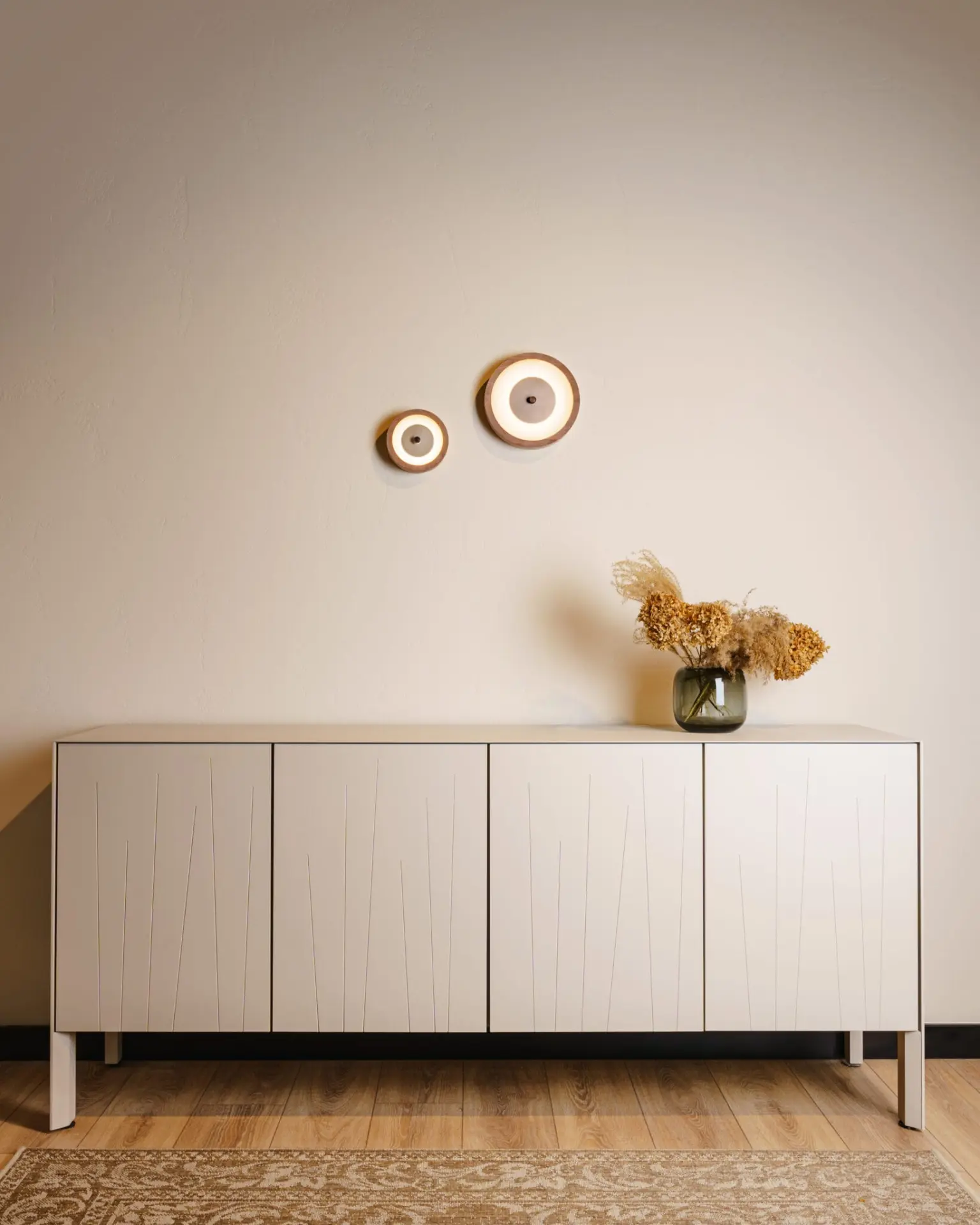 Moderne LED-Wandleuchte Bugie aus Holz – Bild 3