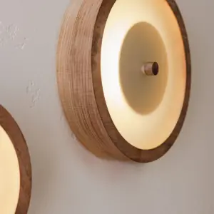 Moderne LED-Wandleuchte Bugie aus Holz