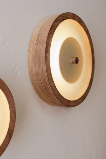 Moderne LED-Wandleuchte Bugie aus Holz