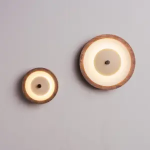 Moderne LED-Wandleuchte Bugie aus Holz – Bild 2