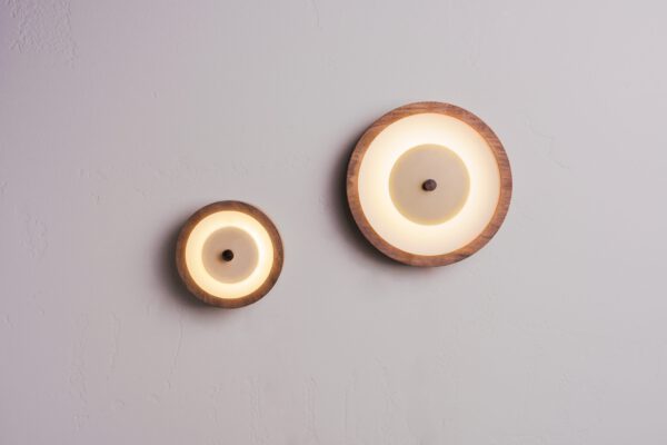 Moderne LED-Wandleuchte Bugie aus Holz