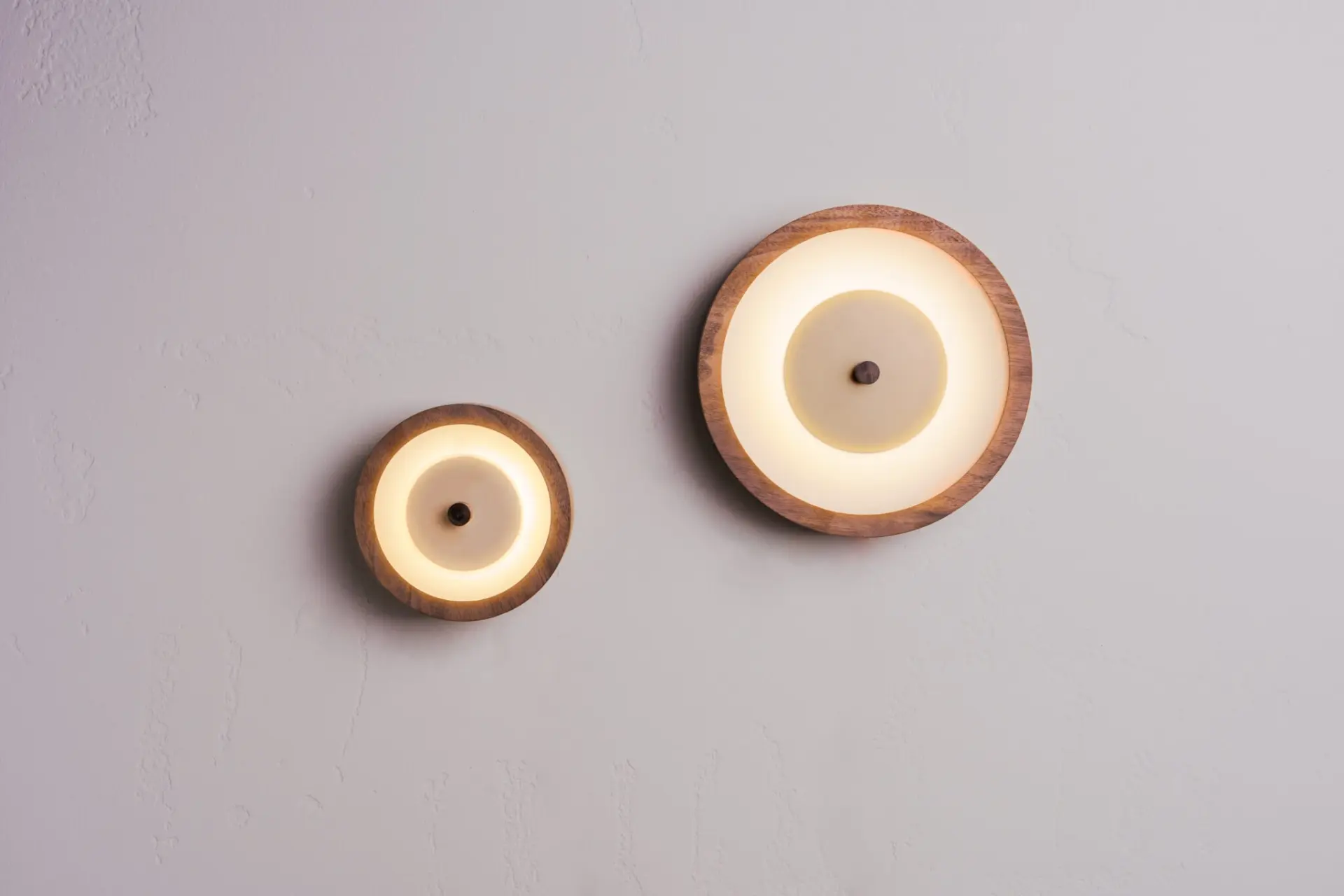 Moderne LED-Wandleuchte Bugie aus Holz – Bild 2