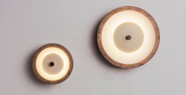 Moderne LED-Wandleuchte Bugie aus Holz